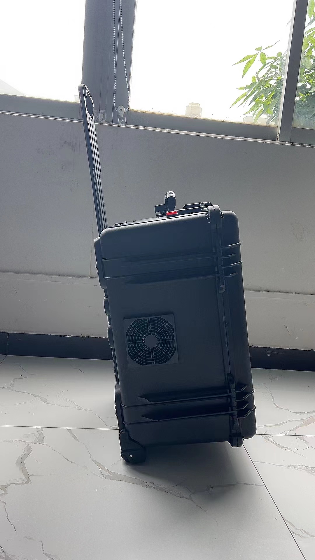 兴仁手拉箱型移动通信干扰器